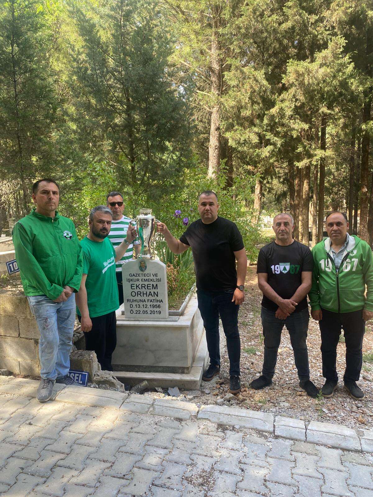 Muğlaspor Taraftarlarından Anlamlı Hareket: Şampiyonluk Kupası Kabirlere Götürüldü 3